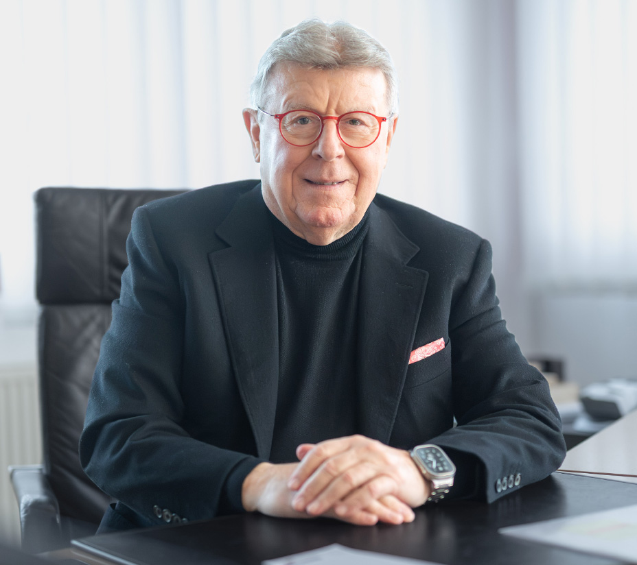 Geschäftsführer von Hartmann an seinem Schreibtisch.